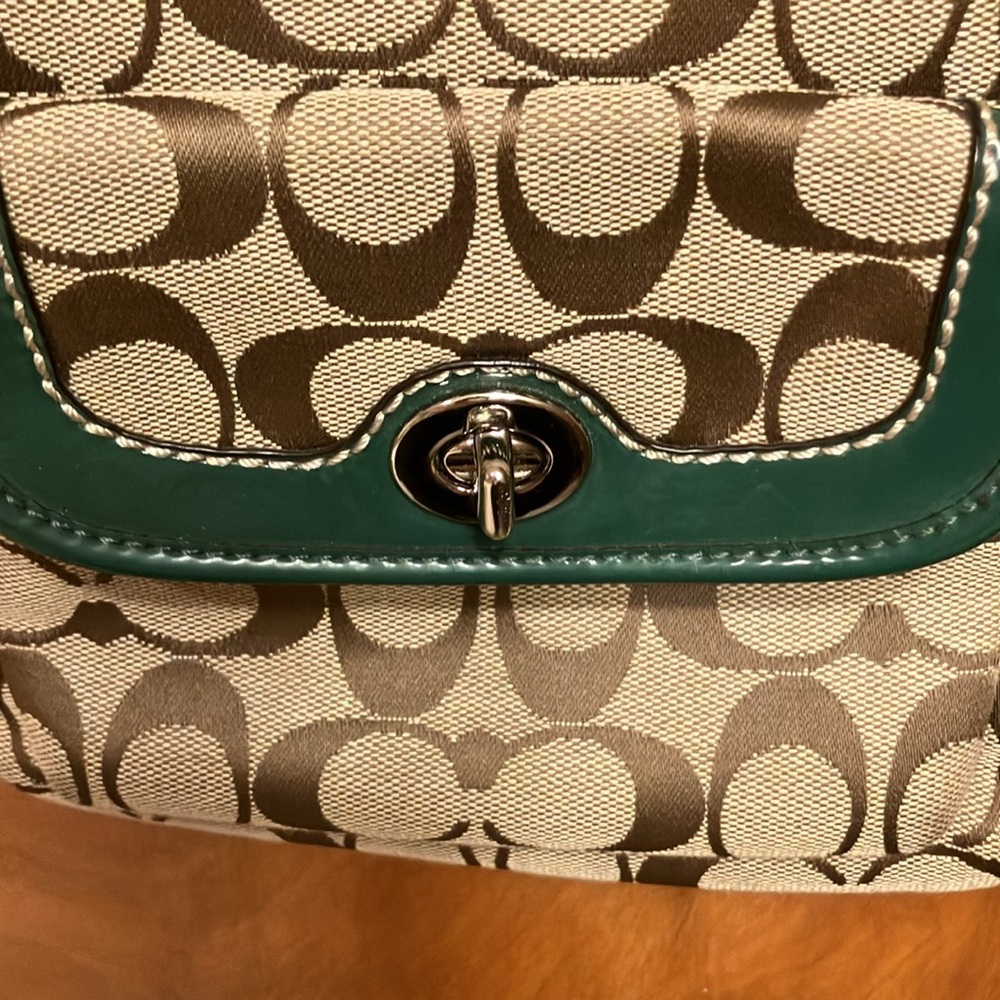 COACH. CROSSBODY WITH GREEN PATENT LEATHER TRIM. NO HANGTAG. SILVER TRIM. EUC - Picture 4 of 13